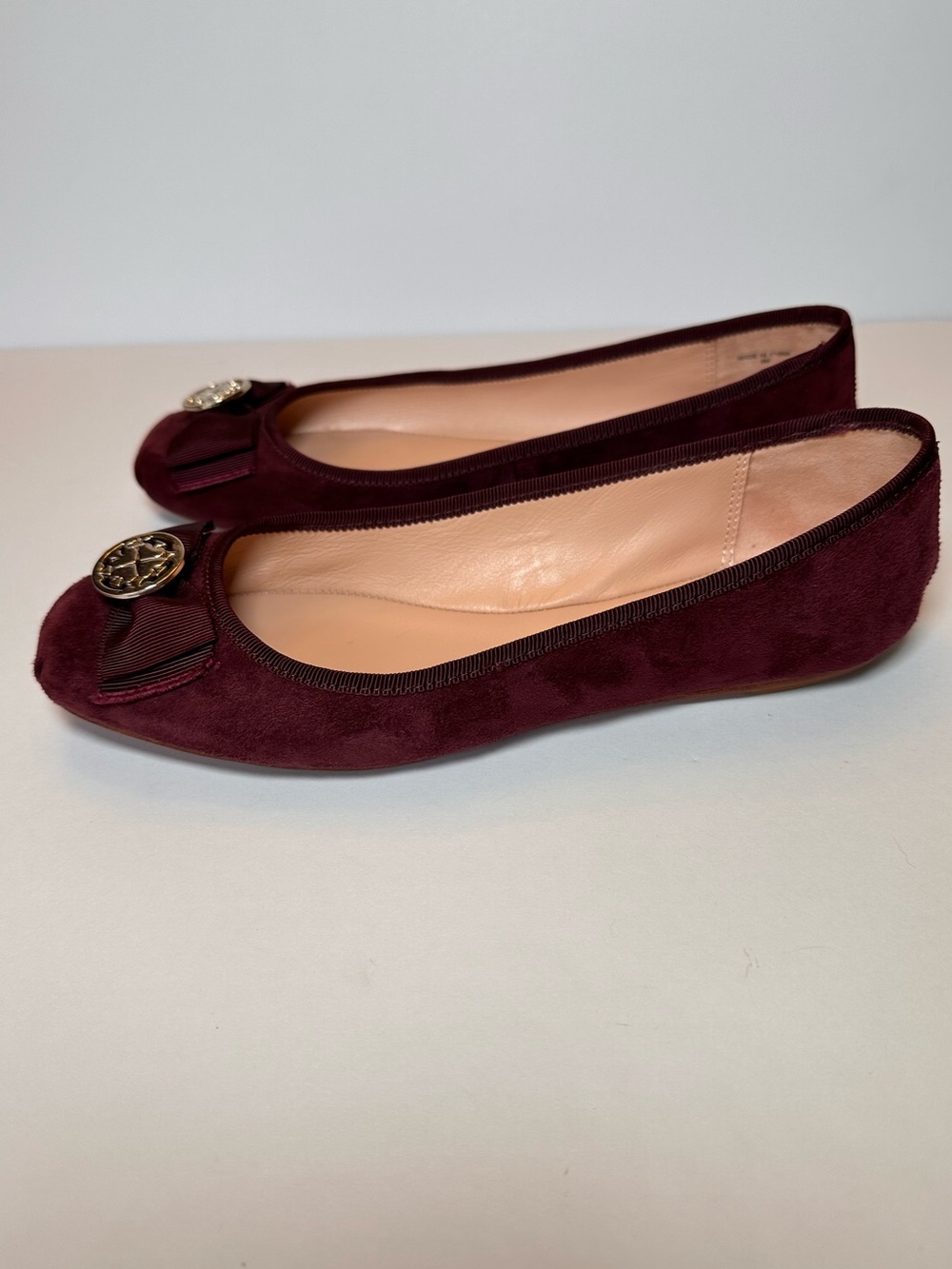 Kate Spade Burgundy Velvet Bow Medallion Ballet Flats Size 8M - Picture 4 of 10